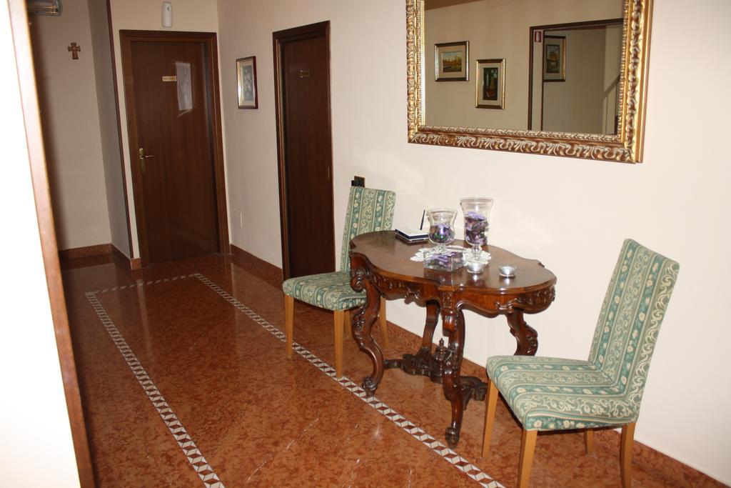 Albergo Ristorante Punta Dell'Est Clusane Extérieur photo