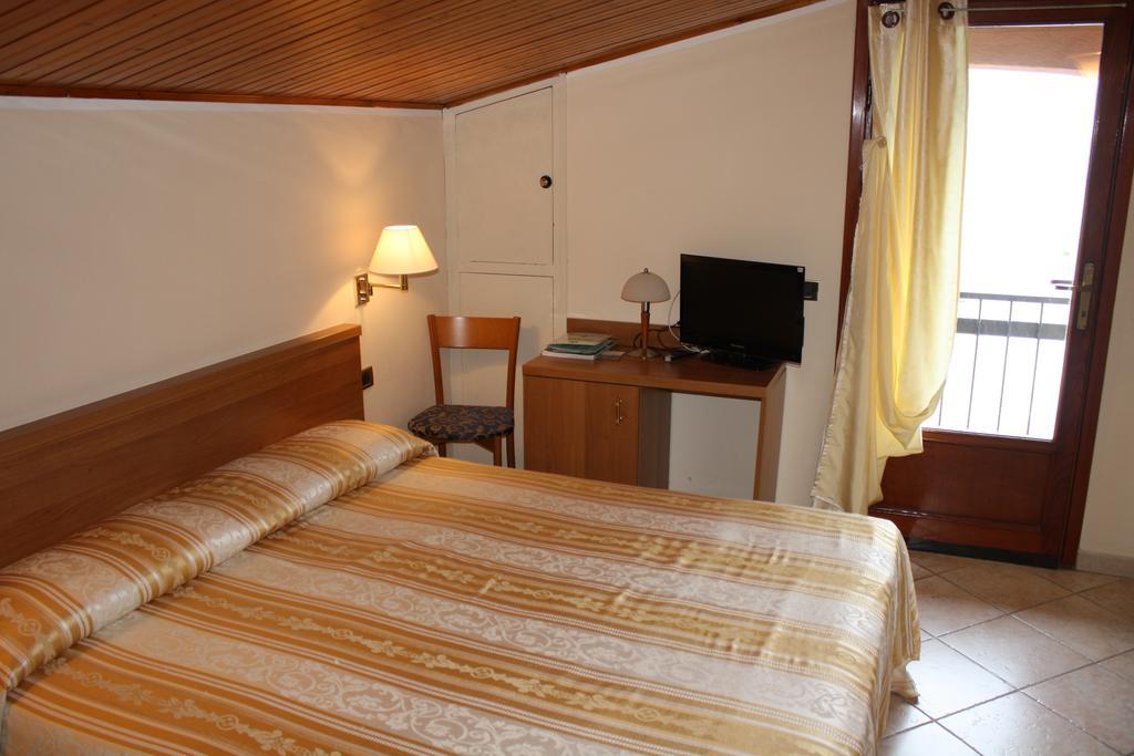 Albergo Ristorante Punta Dell'Est Clusane Extérieur photo