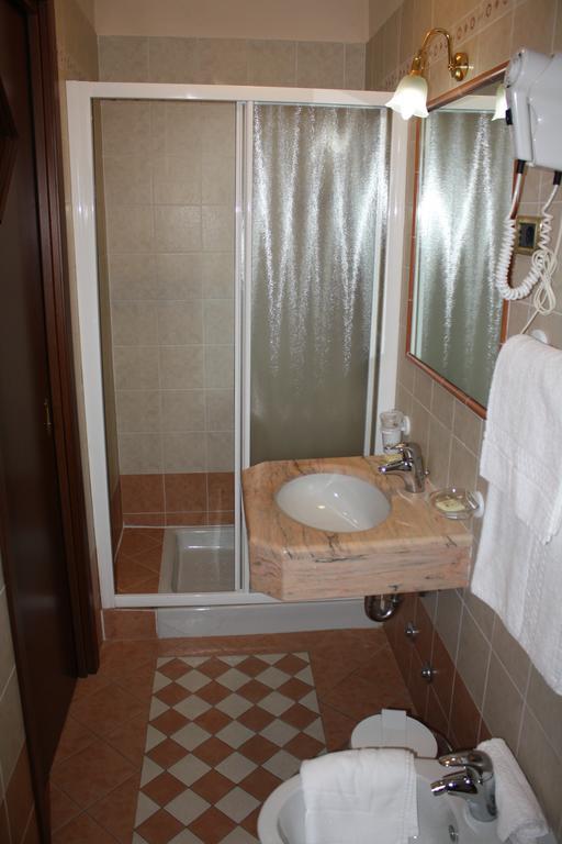 Albergo Ristorante Punta Dell'Est Clusane Extérieur photo